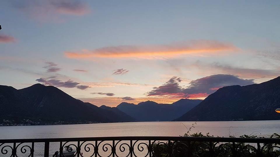 Apartamento Maniva Penthouse By The Sea Kotor Exterior foto